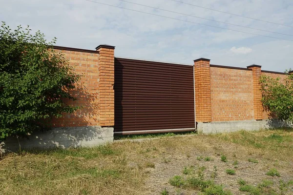 Jeden Duży Zamknięty Brązowy Brama Żelaza Długi Czerwony Mur Murowany — Zdjęcie stockowe
