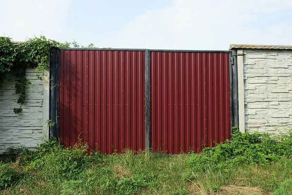 Una Puerta Cerrada Metal Rojo Una Pared Blanca Una Valla — Foto de Stock