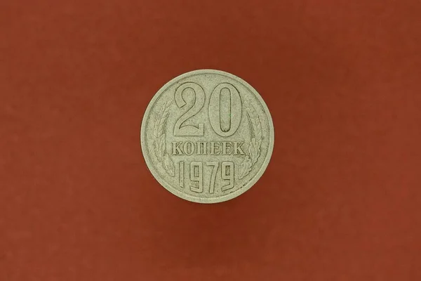 Vecchia Moneta Sovietica Grigia Venti Copechi Sdraiati Tavolo Marrone — Foto Stock