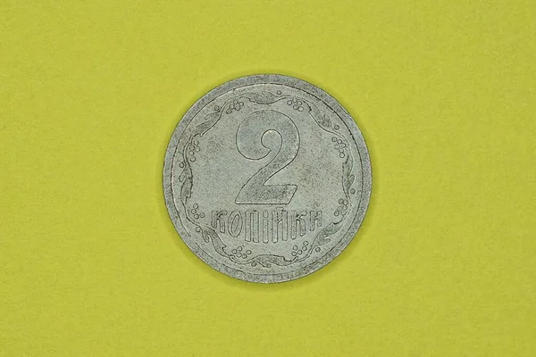 Una Pequeña Moneda Blanca Ucraniana Dos Centavos Una Mesa Amarilla — Foto de Stock