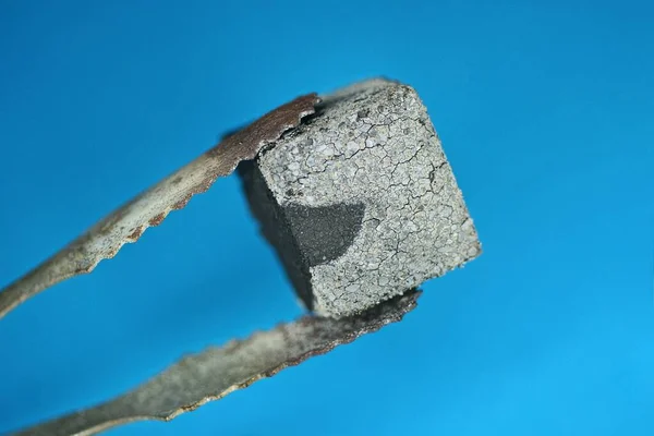 Graue Metallzange Mit Quadratischer Shisha Kohle Auf Blauem Hintergrund — Stockfoto