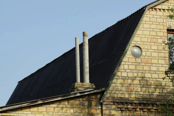 Mavi Gökyüzüne Karşı Kahverengi Tuğlalı Özel Bir Evin Tahta Çatısında — Stok fotoğraf