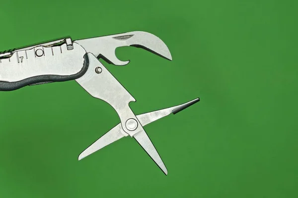 Forbici Metallo Grigio Apriscatole Multitool Sfondo Verde — Foto Stock