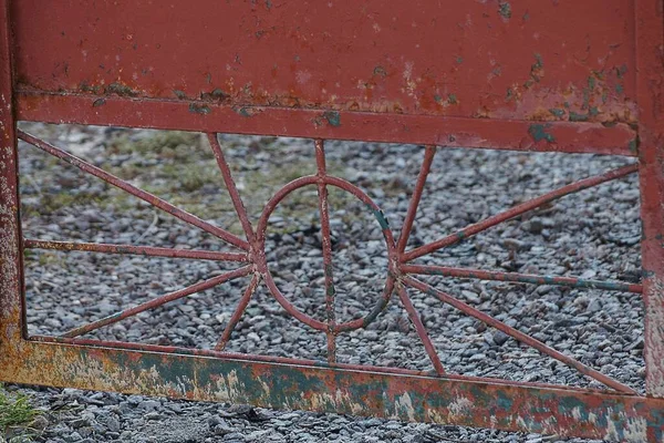 Parte Del Cancello Ferro Rosso Con Modello Sulla Strada Sopra — Foto Stock