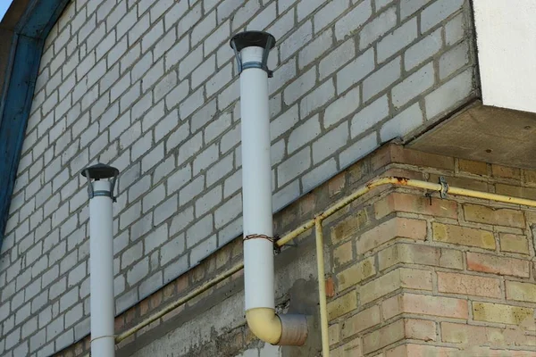 Две Трубы Белого Металла Кирпичной Стене Дома Улице — стоковое фото