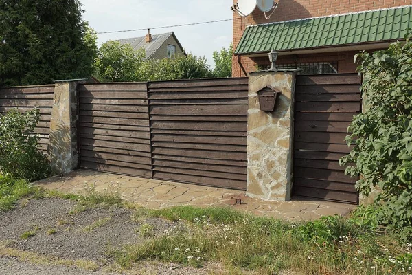 Grote Bruine Gesloten Houten Poort Deur Een Grijze Stenen Muur — Stockfoto