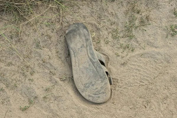 Poubelle Une Vieille Sandale Noire Sale Trouve Dans Sable Gris — Photo