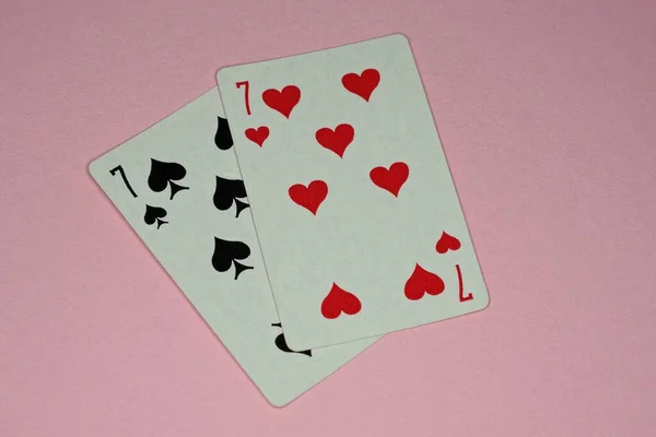 Két Hetes Kártyajáték Fekszik Egy Rózsaszín Asztalon — Stock Fotó