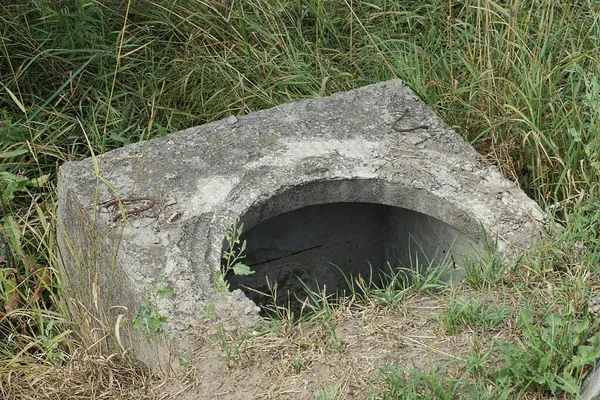 Laje Concreto Cinza Esgoto Com Uma Escotilha Aberta Chão Grama — Fotografia de Stock