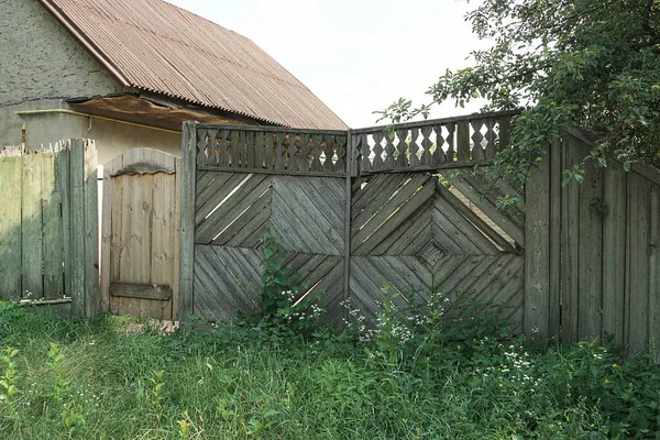 Stare Szare Drewniane Bramy Zamknięte Drzwi Zielonej Trawie Wiejskiej Ulicy — Zdjęcie stockowe