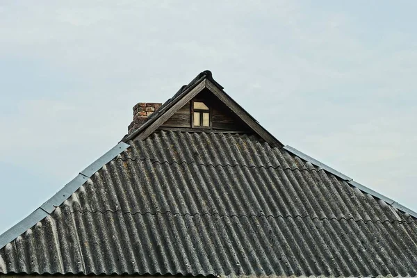 Sottotetto Legno Con Una Piccola Finestra Tetto Ardesia Grigia Una — Foto Stock