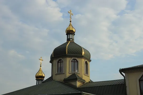 Εκκλησία Δύο Κίτρινους Τρούλους Σταυρούς Πράσινες Στέγες Πάνω Γκρι Ουρανό — Φωτογραφία Αρχείου