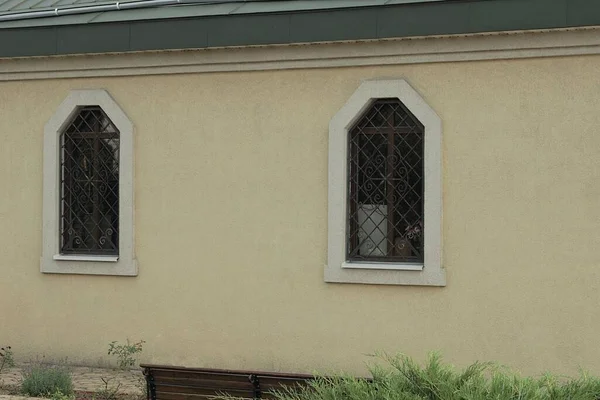 Zwei Kleine Schwarze Fenster Mit Gitter Einer Grau Braunen Betonwand — Stockfoto