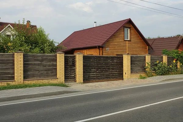 Jedna Brązowa Drewniana Brama Długa Ściana Ogrodzenia Cegieł Desek Wiejskiej — Zdjęcie stockowe