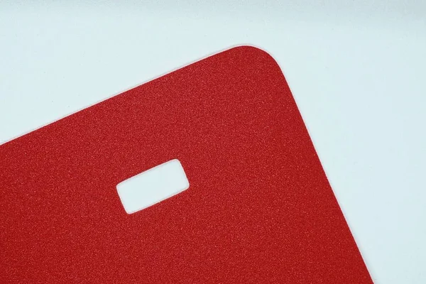 Частина Одного Червоного Паперового Пластикового Листа Кутом Лежить Білому Столі — стокове фото