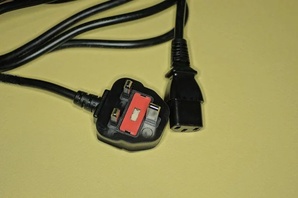 Jeden Elektrický Konektor Černým Drátem Leží Hnědém Stole — Stock fotografie