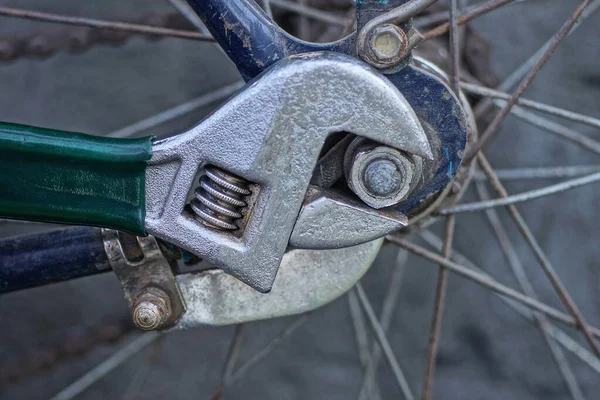 Graueisen Einstellschlüssel Zieht Die Mutter Rahmen Und Rad Des Fahrrads — Stockfoto