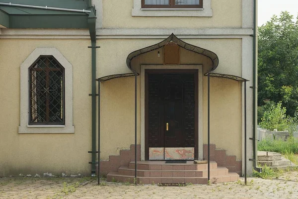 Una Puerta Marrón Cerrada Una Pared Gris Una Casa Con — Foto de Stock