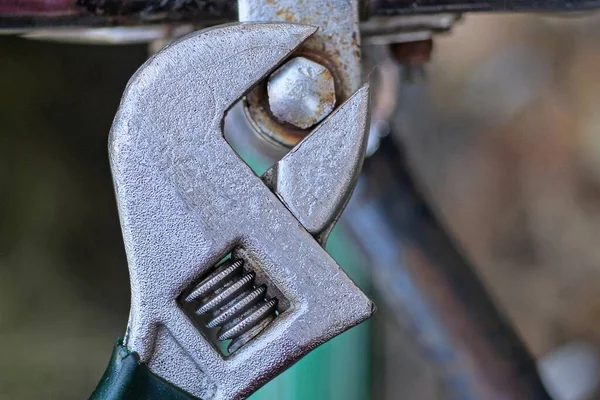 Ein Grauer Einstellschlüssel Zieht Eine Schraube Lenker Eines Alten Fahrrads — Stockfoto