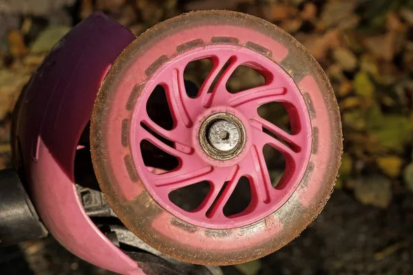 Одно Розовое Пластиковое Грязное Колесо Скутере Улице — стоковое фото