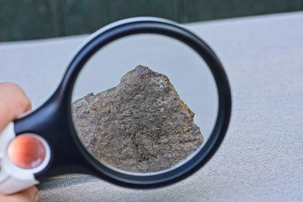 Zwart Vergrootglas Hand Vergroot Een Oud Stuk Ijzer Roest Een — Stockfoto