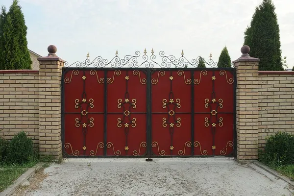 Одни Закрытые Красные Металлические Ворота Жёлтым Чёрным Кованым Рисунком Частью — стоковое фото