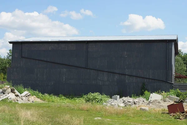 One Large Black Iron Industrial Building Stands Street Green Grass — Stock Photo, Image