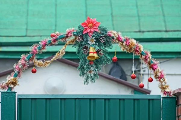 Grinalda Natal Decorativa Cor Rústica Portão Metal Verde Rua — Fotografia de Stock