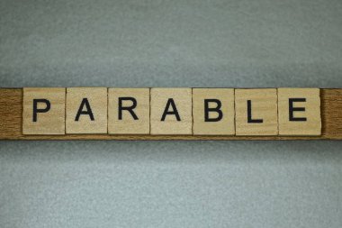 Gri bir masadaki küçük harflerden yola çıkarak bu kelimeyi yaz.