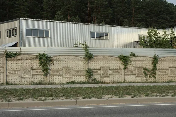 Muro Hormigón Largo Una Valla Frente Una Pared Metal Gris — Foto de Stock