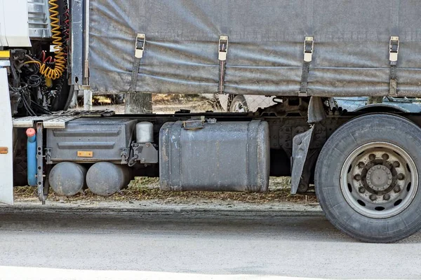 Parte Gran Camión Gris Con Tanque Gas Hierro Una Rueda — Foto de Stock