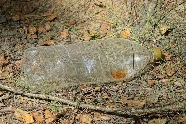 Ordures Une Grande Bouteille Plastique Blanc Trouve Sur Sol Brun — Photo