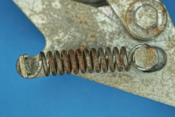 Uma Velha Mola Enferrujada Marrom Ferro Uma Estrutura Metálica Cinza — Fotografia de Stock