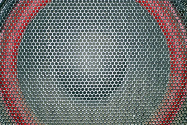 Textura Uma Grade Metal Cinza Frente Alto Falante Música Vermelha — Fotografia de Stock
