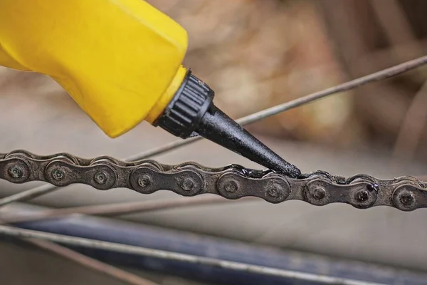 Óleo Tubo Plástico Colorido Uma Corrente Cinza Enferrujada Uma Bicicleta — Fotografia de Stock