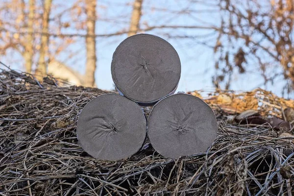 Tres Rollos Grises Papel Higiénico Yacen Sobre Ramas Secas Plantas — Foto de Stock