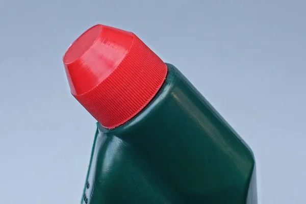 Одна Зелена Пластикова Пляшка Червоною Пробкою Сірому Фоні — стокове фото