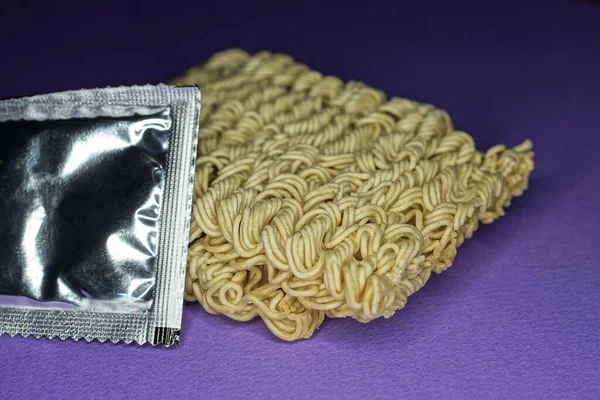 Set Gray Plastic Bag Seasoning Yellow Piece Dry Vermicelli Lies — Stock Photo, Image