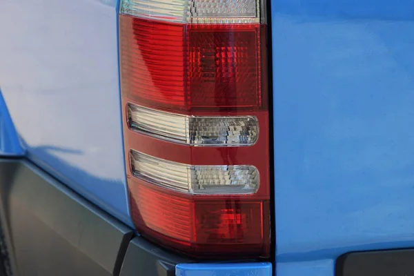 Parte Uma Luz Traseira Vidro Branco Vermelho Carro Metal Azul — Fotografia de Stock