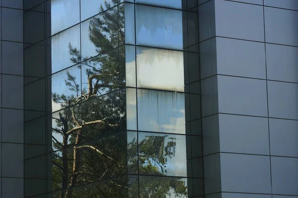 Del Stor Byggnad Med Fyrkantiga Fönster Och Grå Metallvägg Utanför — Stockfoto