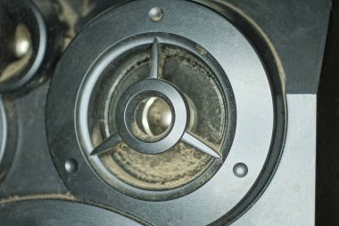 Siyahi plastik hoparlörün bir hoparlörle tozun içinde