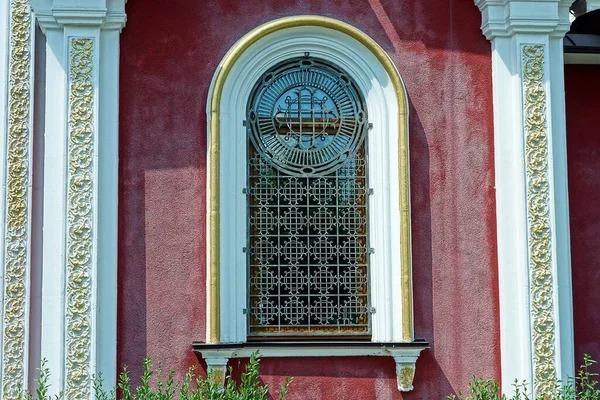 Jedno Duże Szare Okno Kratą Białej Czerwonej Ścianie — Zdjęcie stockowe