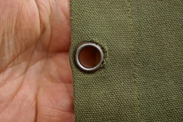 Parte Tecido Verde Mochila Com Anel Metal Cinza Palma Mão — Fotografia de Stock
