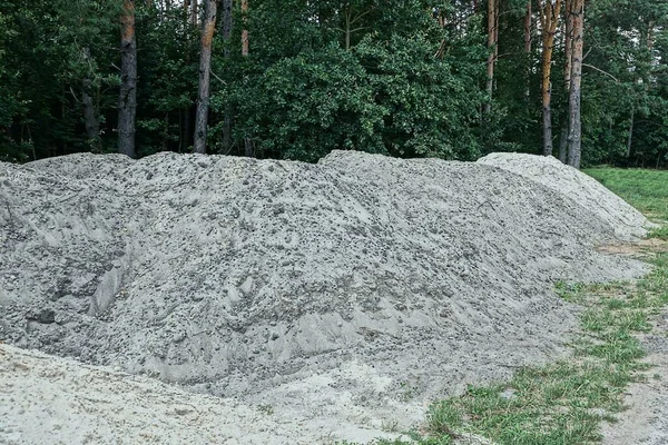 Gros Tas Sable Blanc Dans Herbe Verte Rue Près Arbre — Photo