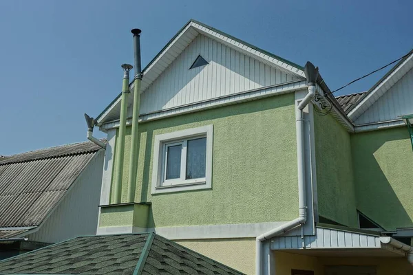 Ático Hormigón Verde Una Casa Privada Con Una Ventana Blanca — Foto de Stock