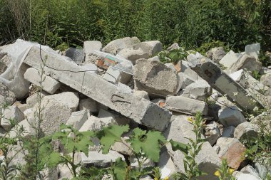 Gri, eski beton parçalarından oluşan büyük bir çöp yığını.