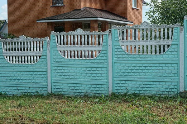 Egy Zöld Fehér Beton Kerítésfal Egy Vidéki Utcában Füvön — Stock Fotó