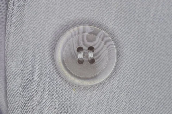 Jeden Duży Plastikowy Guzik Szarej Tkaninie Odzieżowej — Zdjęcie stockowe