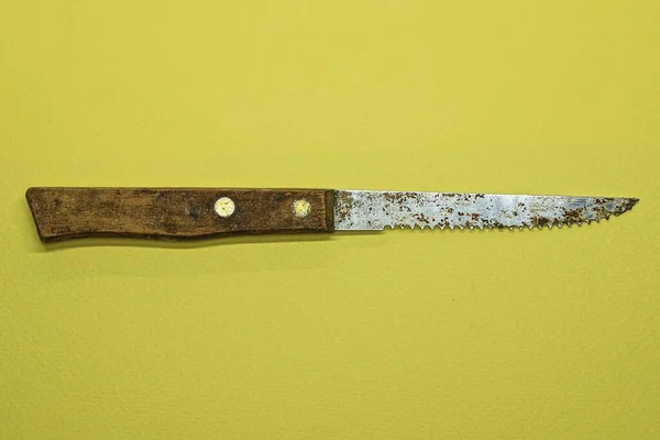 Jeden Stary Nóż Kuchenny Zardzewiałym Ostrzem Brązową Drewnianą Rączką Leży — Zdjęcie stockowe