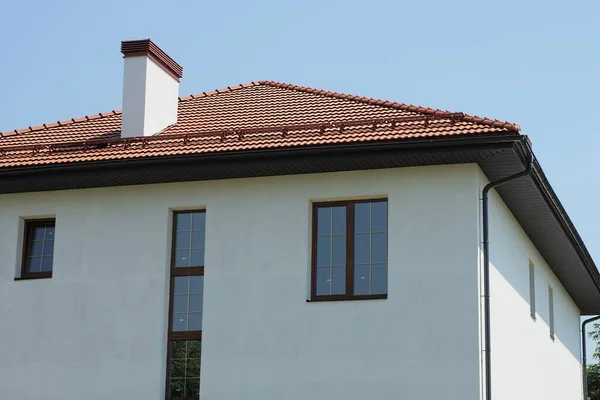 Uma Grande Casa Privada Concreto Branco Com Janelas Sob Telhado — Fotografia de Stock